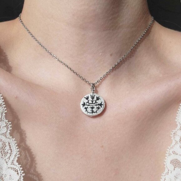 Vintage gothic abstract floral witch necklace with a small silver chain - Picture 1 of 11